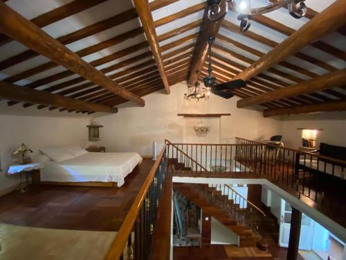 1 dormitorio con 1 cama en una habitación con techos de madera en Maison d'hôtes, superbe et spacieuse ,dans un cadre charmant calme et verdoyant, en Pernes-les-Fontaines