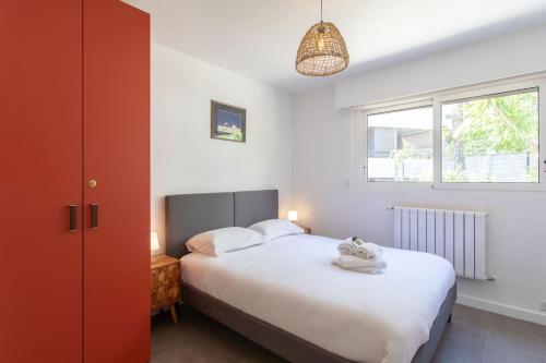 una camera da letto con un grande letto bianco e una finestra di C9 2BDR Cannes center AC/Parking easy walk Palais&Sea a Cannes