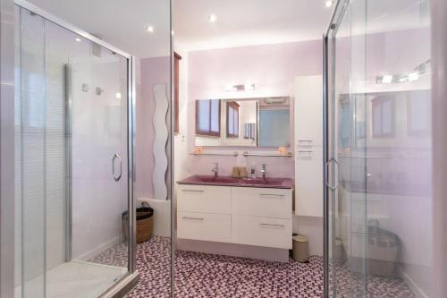 uma casa de banho com uma cabina de duche em vidro e um lavatório. em C9 2BDR Cannes center AC/Parking easy walk Palais&Sea em Cannes
