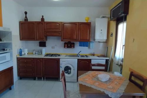 Virtuvė arba virtuvėlė apgyvendinimo įstaigoje Casa vancanze con camino