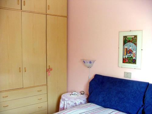 1 dormitorio con 1 cama, vestidor y armario en Casa vancanze con camino en Castel di Sangro