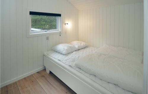 ブラーバンドにあるAmazing Home In Blvand With 4 Bedrooms And Wifiの窓付きの客室の白いベッド1台
