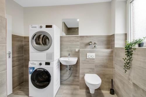 a bathroom with a washing machine and a sink at Monteursunterkunft mit Balkon in Bergkamen in Bergkamen