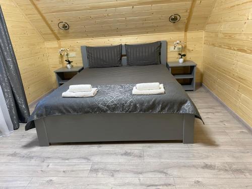 een slaapkamer met een bed met 2 nachtkastjes bij Vienna House in Jaremtsje