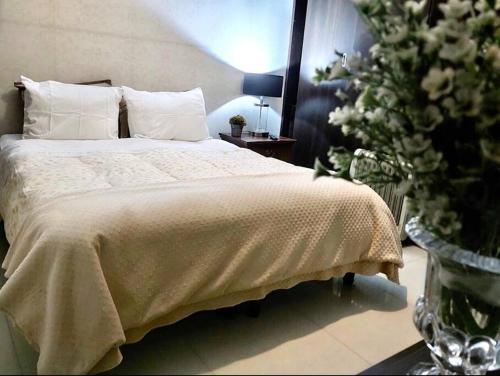 a bedroom with a bed and a christmas tree at Hermoso y céntrico departamento en Tarija in Tarija
