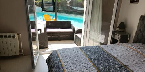 Schlafzimmer mit einem Bett und Poolblick in der Unterkunft Villa d exception 3 étoiles in Clermont