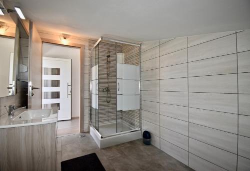 La salle de bains est pourvue d'une douche, d'un lavabo et d'une baignoire. dans l'établissement Relaxing apartment in Medulin, à Medulin