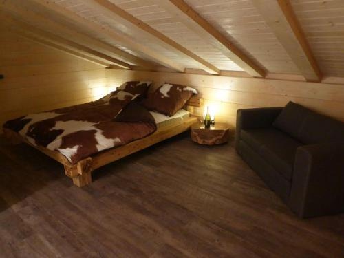 מיטה או מיטות בחדר ב-5-Sterne-Blockhaus-Romantik-Huette-Ferienhaus