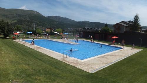 una vista aérea de una piscina con gente en ella en Casa de piedra y madera vistas al Cadí, en Bellver de Cerdanya 