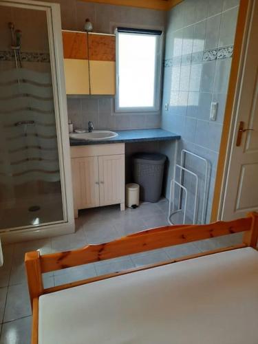 une petite cuisine avec un évier et une fenêtre dans l'établissement Bright house with garden in Sables-d'Olonne, à Les Sables-dʼOlonne