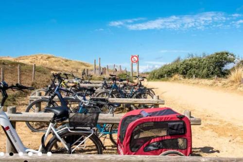Un tas de vélos garés sur un chemin de terre dans l'établissement Bright house with garden in Sables-d'Olonne, à Les Sables-dʼOlonne