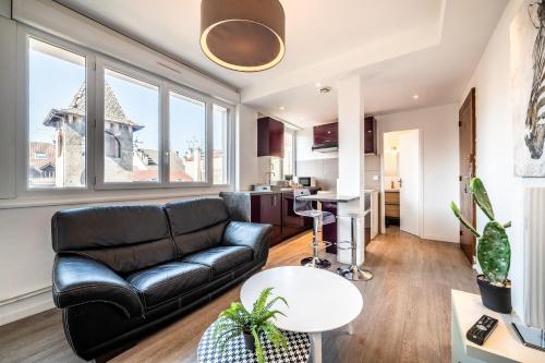 un salon avec un canapé et une table dans l'établissement Entre lacs et montagnes Thonon, à Thonon-les-Bains