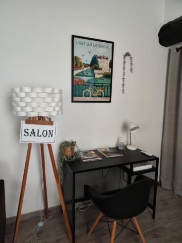 a desk and a chair in a room at Appartement de Charme L'Isle-sur-la-Sorgue sur la Sorgues in LʼIsle-sur-la-Sorgue