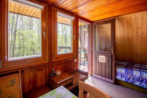 - une petite chambre avec une table et un lit dans une cabine dans l'établissement Finnhütte 9, 