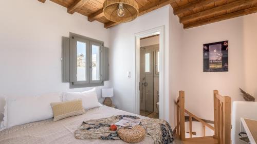 a bedroom with a bed in a room at Studios Betty in Plaka Milou