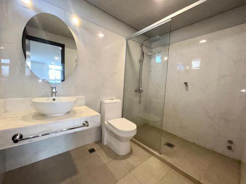 a bathroom with a toilet and a sink and a shower at Viel Comfort Home in Asuncion
