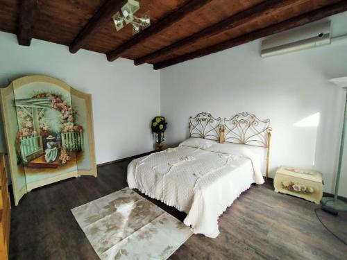 a bedroom with a large bed in a room at B&B Lory's Dream in Fontanafredda