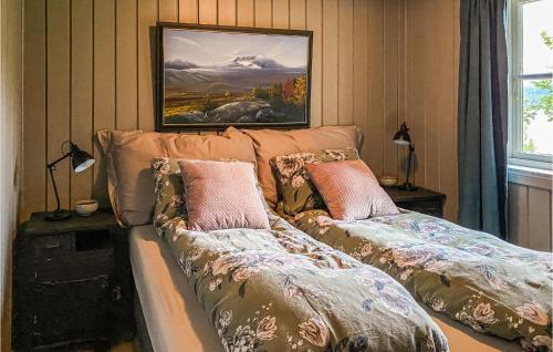Llit o llits en una habitació de Nice Home In Sykkylven With Kitchen