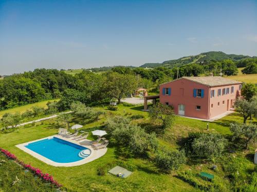 an aerial view of a house and a swimming pool at Villa del Cucco in Fossombrone