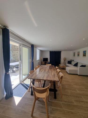 un salon avec une table et des chaises en bois dans l'établissement MAMGOZ, à Clohars-Carnoët