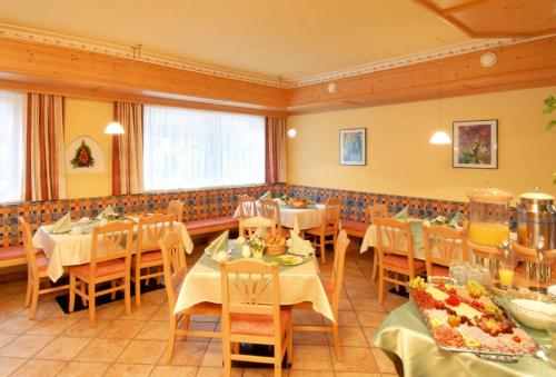 Reštaurácia alebo iné gastronomické zariadenie v ubytovaní Alpenpension Elferblick