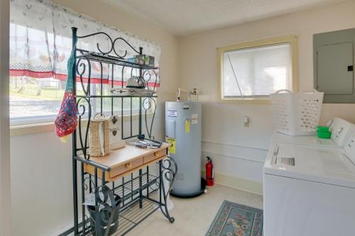eine Küche mit einem Kühlschrank und einem Tisch darin in der Unterkunft Cozy North Tazewell Home Rental on Clinch River! in Tazewell