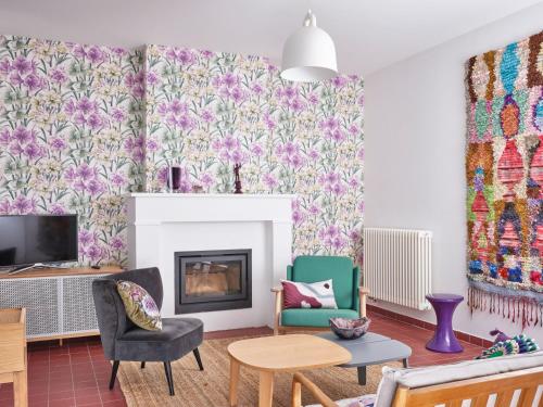 - un salon avec cheminée et papier peint à fleurs dans l'établissement Cité des Électriciens, à Bruay-la-Buissière