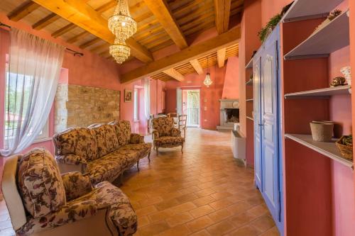a living room with a couch and chairs at Villa del Cucco in Fossombrone