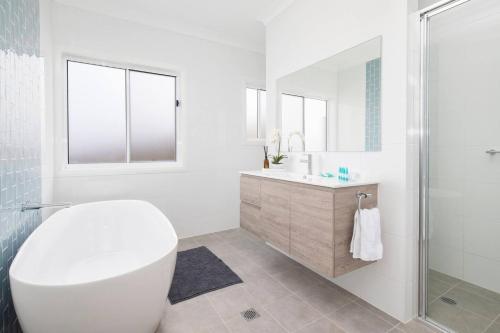 Bathroom sa 'Bridgehampton' A Luxury Beach House Dream