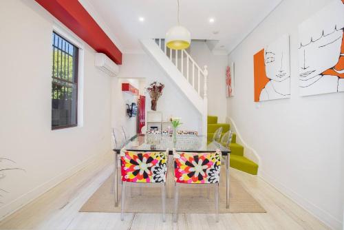 Ruang duduk di Times Square Terrace - Vibrant Charm in Newy's Heart