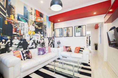 Ruang duduk di Times Square Terrace - Vibrant Charm in Newy's Heart