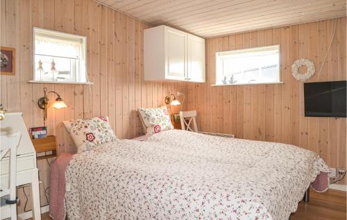 エスビャウにあるStunning Home In Esbjerg V With Kitchenのベッドルーム1室(ベッド1台、窓2つ付)