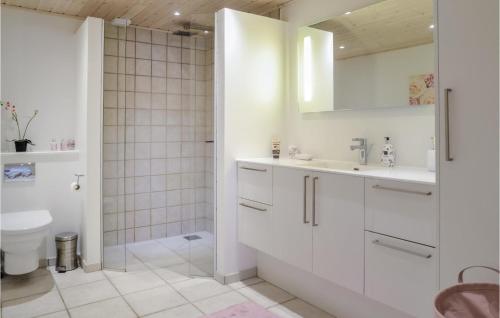 y baño con aseo, lavabo y ducha. en Lovely Home In Esbjerg V With Wifi, en Esbjerg