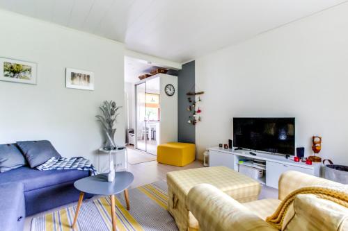 ケミヤルヴィにあるHoliday Apartment Usva Studio C 7のソファとテレビのあるリビングルーム