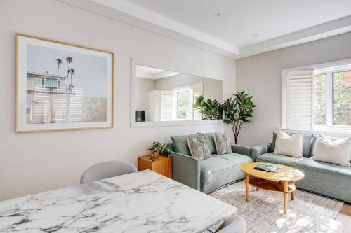 um quarto com uma cama, um sofá e uma mesa em Local's Corner - Boutique Living by Bondi Beach em Sidney