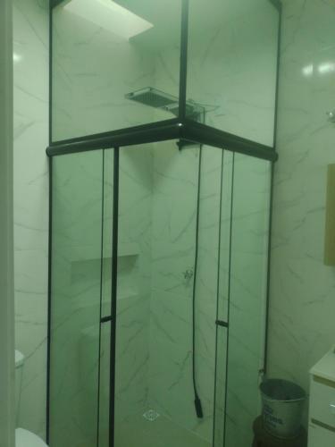 um chuveiro com uma porta de vidro na casa de banho em Flavio Baterias em Blumenau