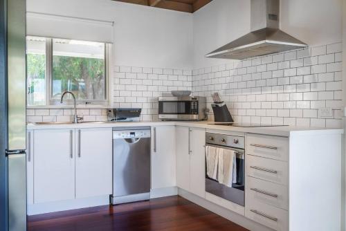 Dapur atau dapur kecil di 'Charming Seaside Bungalow' A Peninsula Hideaway