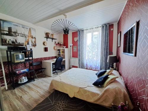 um quarto com uma cama, uma secretária e uma janela em Valou 136 em Cuxac-dʼAude