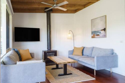 Televisyen dan/atau pusat hiburan di 'Charming Seaside Bungalow' A Peninsula Hideaway