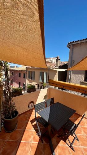 un patio avec une table et des chaises sur un balcon dans l'établissement Saint-Tropez Centre - Grand Studio avec terrasse, à Saint-Tropez