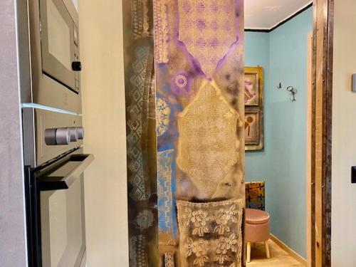 a kitchen with a stove and a curtain in a room at [3' a piedi dal mare] CASITA DEL MAR...Mare & Arte in Grottammare