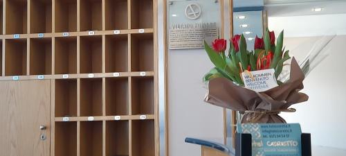 a vase of red tulips on a table in a room at Hotel Ceretto in Busca