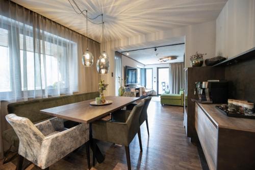 - une salle à manger avec une table et des chaises dans l'établissement Apart Sailers, à Sankt Anton am Arlberg