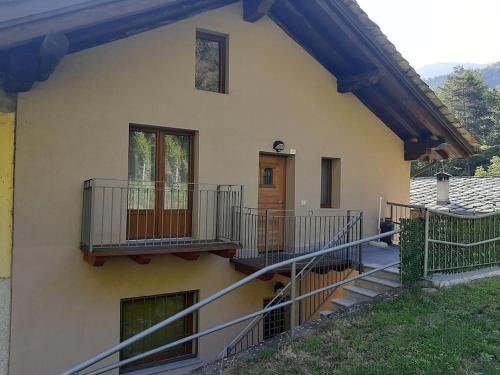 ein Haus mit zwei Balkonen an der Seite in der Unterkunft Tranquillità e Relax in Villeneuve