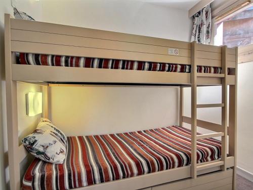 Ce lit superposé se trouve dans une chambre dotée de lits superposés. dans l'établissement Grand studio-cabine près des pistes, balcon, vue montagne - FR-1-455-214, à La Plagne Tarentaise