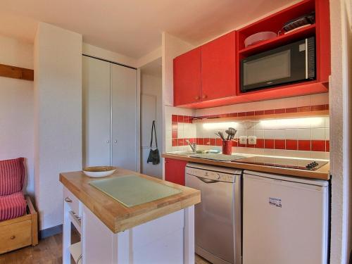 Photo de la galerie de l'établissement Charmant appartement 2 pièces proche commerces avec piscine - FR-1-455-219, à La Plagne Tarentaise