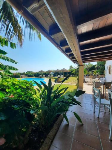 een patio met uitzicht op een zwembad bij Residence Le Bouganville in Villasimius