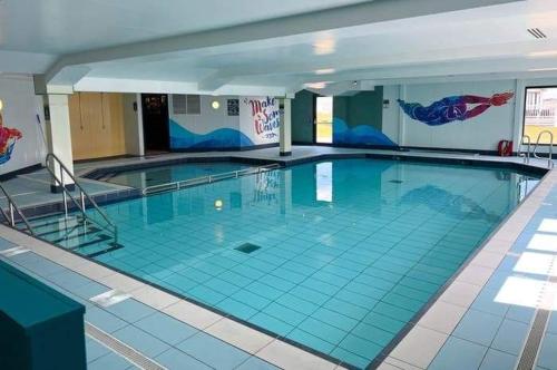 uma grande piscina num grande edifício em The Hudson @ Silversands em Lossiemouth