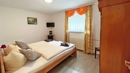 a bedroom with a bed and a window at Villa Vivien Wohnung Hühnergott in Göhren
