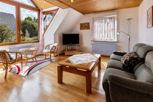 un soggiorno con un divano e un tavolo di Eule a Donaueschingen
